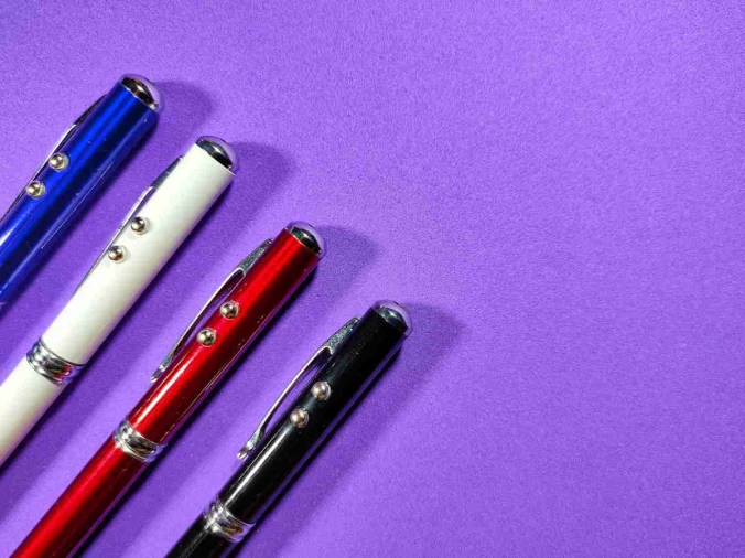 Hogyan népszerűsítheti hatékonyan márkáját logós tollakkal?